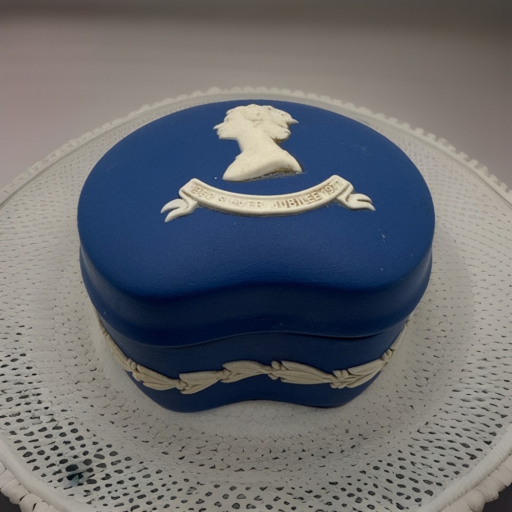 Wedgwood Jasperware 1952 Silver Jubilee Mid‎ Night Blue Jasperware Trinket Box